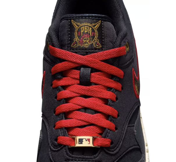 SNKR_TWITR tweet media