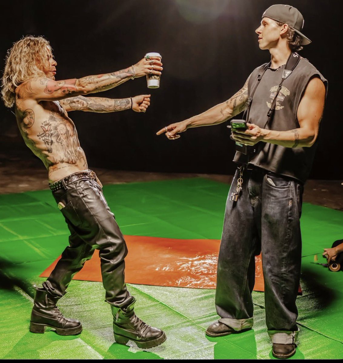 modsunbrasil's tweet photo. Vem dar uma olhada no BTS da gravação do videoclipe de “Mirror”. A gente tá muito ansioso para a nova era! LET’S GOOOOO MOVIE ❤️

— A THREAD

#modsun #movie #modsquad https://t.co/2qWqHkTpKb