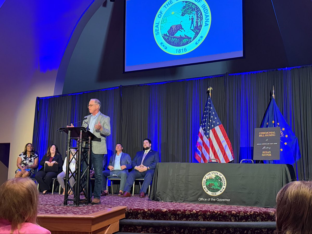 vanderburgh_yr's tweet photo. Our Chair, Trent Thompson, and Vice Chair, Hannah Brune, had the honor to attend the Ceremonial Signing of House Enrolled Act 1250 in remembrance of Susan Haynie and heard from several local and statewide representatives on the impact this bill will have on the safety of Hoosiers https://t.co/Cq8oBB89TV