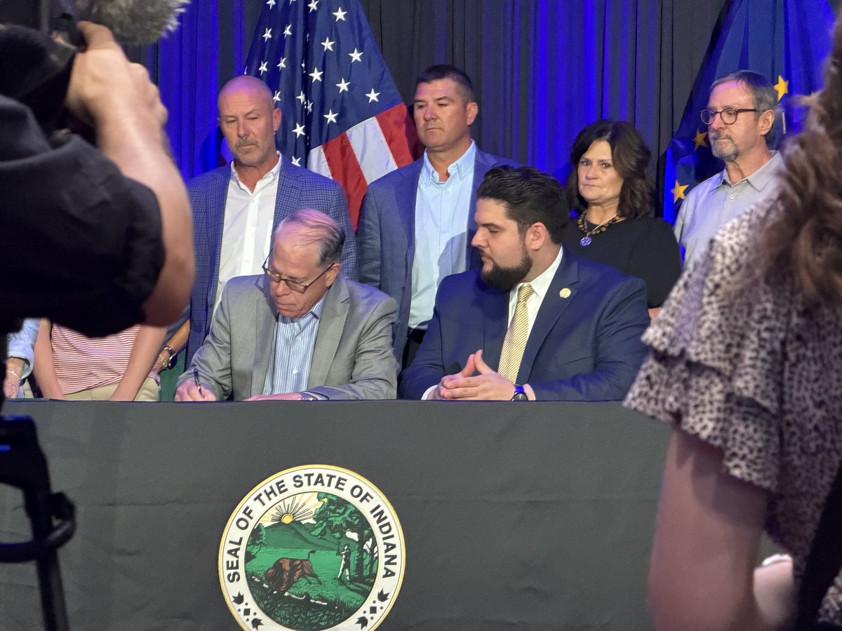vanderburgh_yr's tweet photo. Our Chair, Trent Thompson, and Vice Chair, Hannah Brune, had the honor to attend the Ceremonial Signing of House Enrolled Act 1250 in remembrance of Susan Haynie and heard from several local and statewide representatives on the impact this bill will have on the safety of Hoosiers https://t.co/Cq8oBB89TV