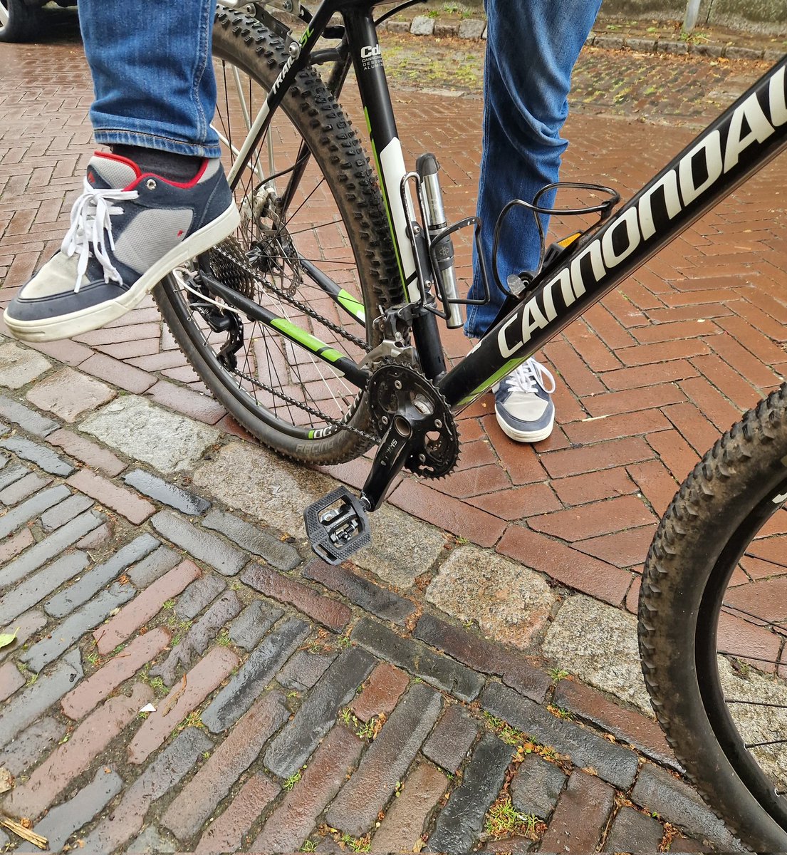 marcomout's tweet photo. Wat begon als een geintje (oudere, goede fietsen strippen, zandstralen, poedercoaten en volkomen state-of-the-art opbouwen) wordt ineens business: klanten fietsen enthousiast naar mijn werkplaats en leveren hun stalen Ros in voor het #ReCycleLife-programma.

Interesse? DM! https://t.co/vEohUch7Yl