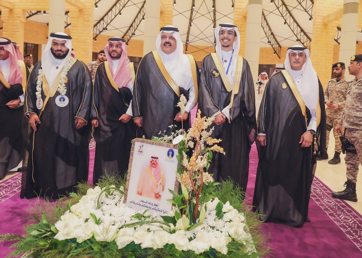 aohshail's tweet photo. الحمد لله الذي بنعمته تتم الصالحات 
تم تخرجي من كلية الصحة العامة و المعلوماتية الصحية بـ #جامعة_حائل وحققت #المركز_الأول على مستوى الكلية بتقدير #ممتاز مع #مرتبة_الشرف_الأولى وتشرفت في #حفل_التخرج نيابة عن طلاب #الدفعة #UOH_21 بالترحيب بسمو #أمير_منطقة_حائل و #سمو نائبه.
#حائل https://t.co/wbrYUanM3E