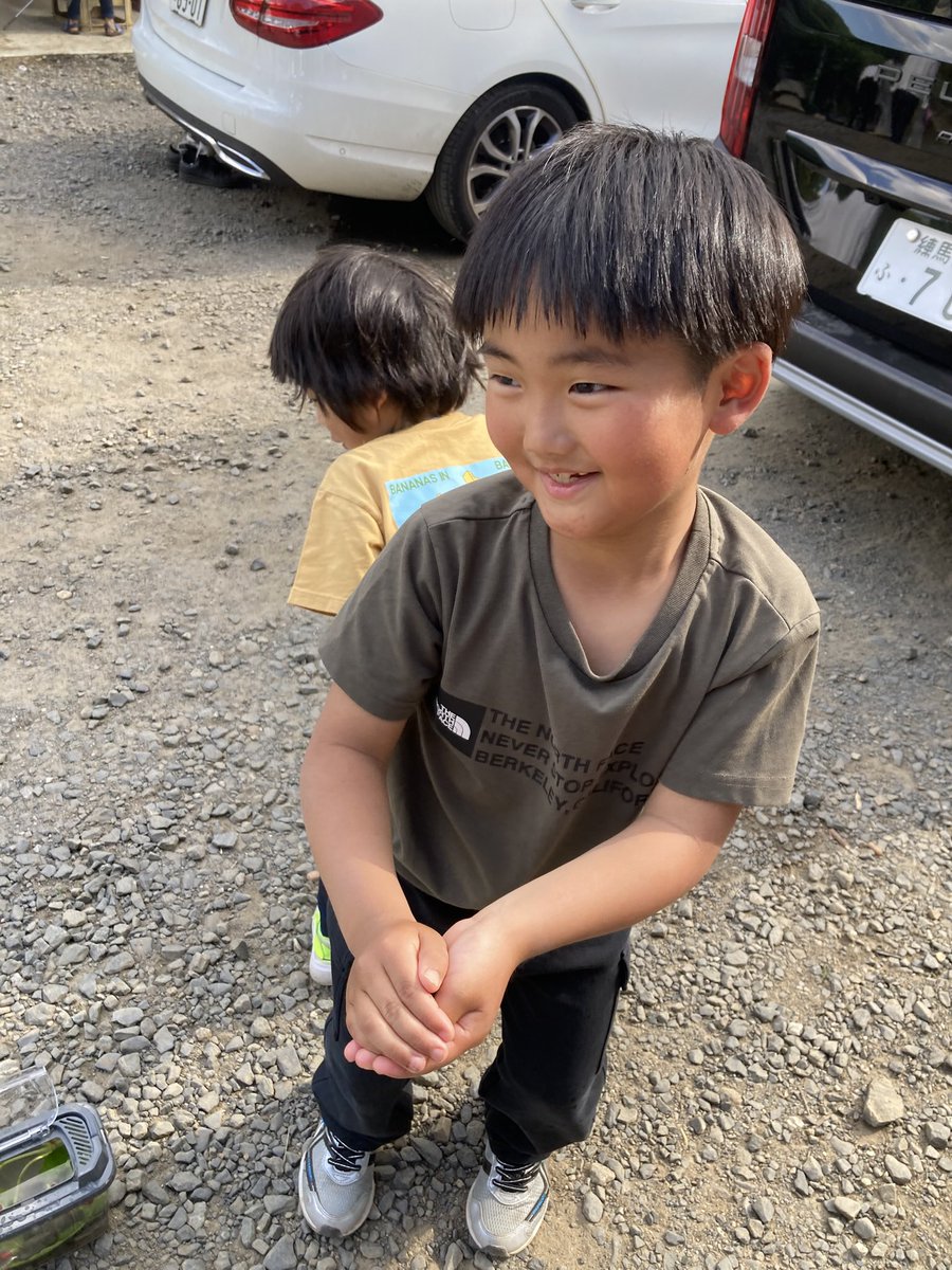aigamofarm's tweet photo. 番外編♪ 里山の自由時間 🦆

イベントの合間、子供たちは田んぼ以外の里山もめいっぱい満喫してました✨

女の子たちは色とりどりのお花を摘んで、
夢中で花のティアラを作り上げてプリンセス気分🌼👑

男の子たちは「カエル発見ー！」って大興奮🐸
おたまじゃくしを優しく観察したり、
泥んこになりながら夢中になってました♡

自然の中でこうやって自由に遊べるって、
本当に最高の学びと思い出だな〜って改めて思いました。

子供たちのキラキラした笑顔が全部詰まった一日でした🦆

#アイガモ農法 #里山イベント #田植えイベント