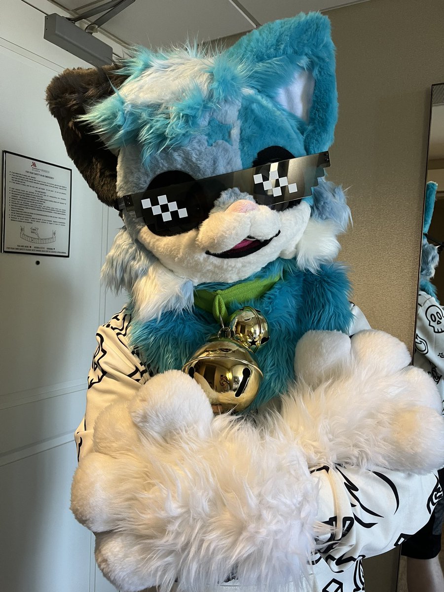 CrescentIsCat's tweet photo. MY FURSUIT HEAD IS REAL NOW AHHHH https://t.co/59Btpk4szH