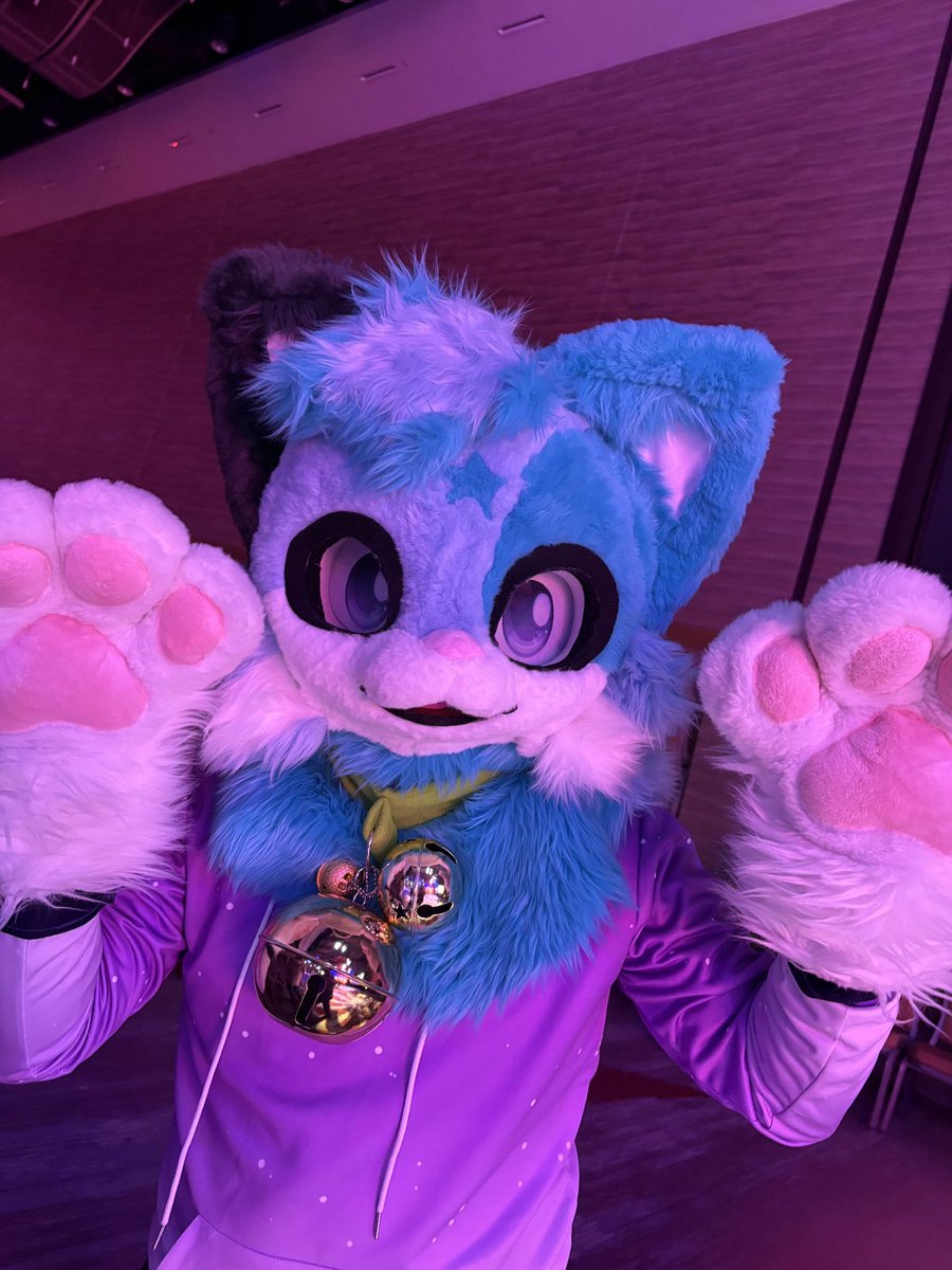 CrescentIsCat's tweet photo. MY FURSUIT HEAD IS REAL NOW AHHHH https://t.co/59Btpk4szH