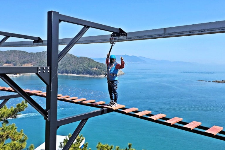 Koreatravelhelp's tweet photo. Would you walk across this? ๐ณ๐๐ฐ๐ท
Koreaโs coastal skywalks let you walk high above the ocean with incredible panoramic views.
A little scaryโฆ but unforgettable.
#Korea #Skywalk #AdventureTravel #VisitKorea #KoreaTravel #OceanView #OnlyInKorea #HiddenGems https://t.co/684N0t9DO6