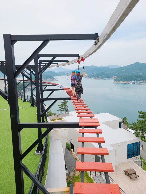Koreatravelhelp's tweet photo. Would you walk across this? ๐ณ๐๐ฐ๐ท
Koreaโs coastal skywalks let you walk high above the ocean with incredible panoramic views.
A little scaryโฆ but unforgettable.
#Korea #Skywalk #AdventureTravel #VisitKorea #KoreaTravel #OceanView #OnlyInKorea #HiddenGems https://t.co/684N0t9DO6