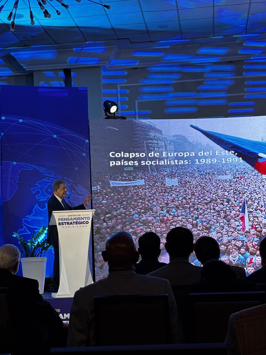 HazimNoelia's tweet photo. Nadie en este país supera a @LeonelFernandez impartiendo una conferencia, NADIE. https://t.co/y1bVALr7Dh