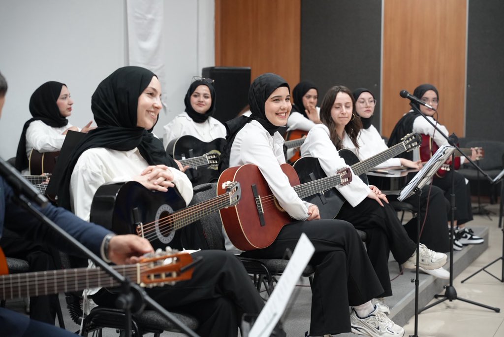 KarabukKYGM's tweet photo. HUBBİ HATUN YURDU’NDA GENÇLİK KONSERİ 🎶
Hubbi Hatun Yurdu’nda düzenlenen gençlik konserinde müzik öğretmeni Murat Gezici ve gitar korosu sahne aldı. Öğrencilerin yoğun ilgi gösterdiği program keyifli anlara sahne oldu. https://t.co/8kgruRqKTY