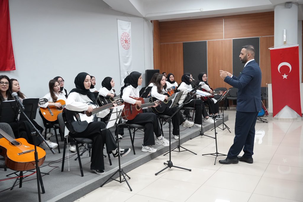 KarabukKYGM's tweet photo. HUBBİ HATUN YURDU’NDA GENÇLİK KONSERİ 🎶
Hubbi Hatun Yurdu’nda düzenlenen gençlik konserinde müzik öğretmeni Murat Gezici ve gitar korosu sahne aldı. Öğrencilerin yoğun ilgi gösterdiği program keyifli anlara sahne oldu. https://t.co/8kgruRqKTY