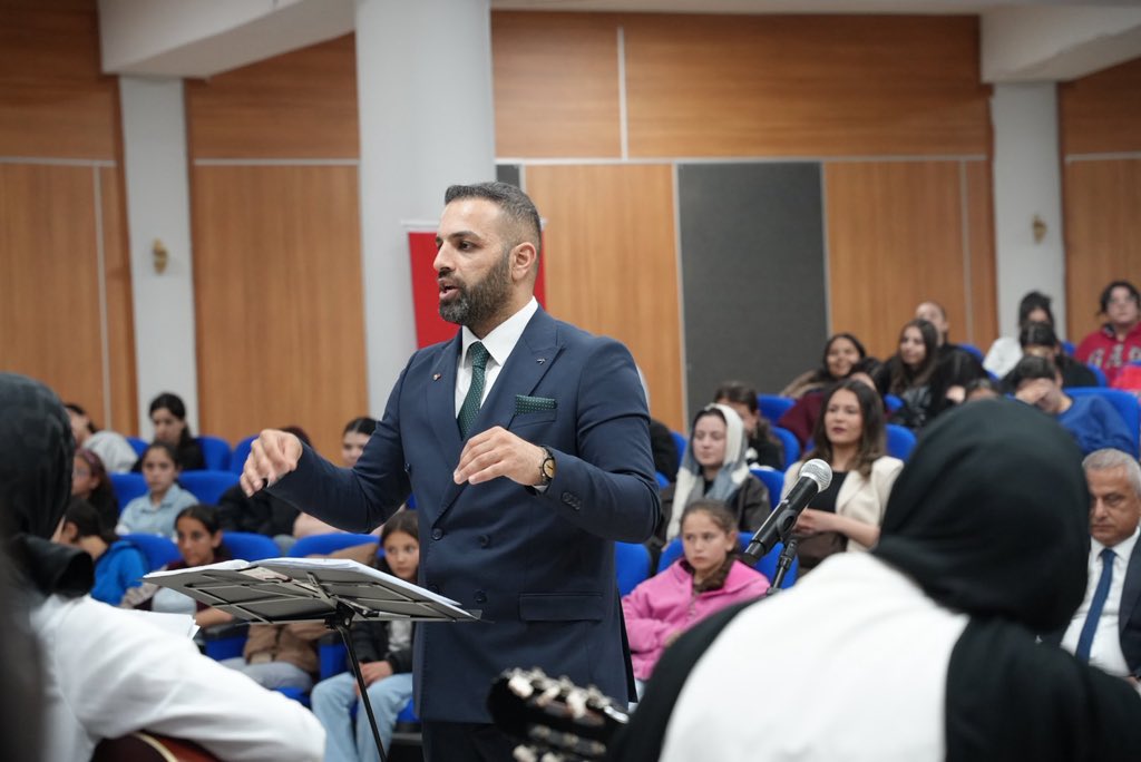 KarabukKYGM's tweet photo. HUBBİ HATUN YURDU’NDA GENÇLİK KONSERİ 🎶
Hubbi Hatun Yurdu’nda düzenlenen gençlik konserinde müzik öğretmeni Murat Gezici ve gitar korosu sahne aldı. Öğrencilerin yoğun ilgi gösterdiği program keyifli anlara sahne oldu. https://t.co/8kgruRqKTY
