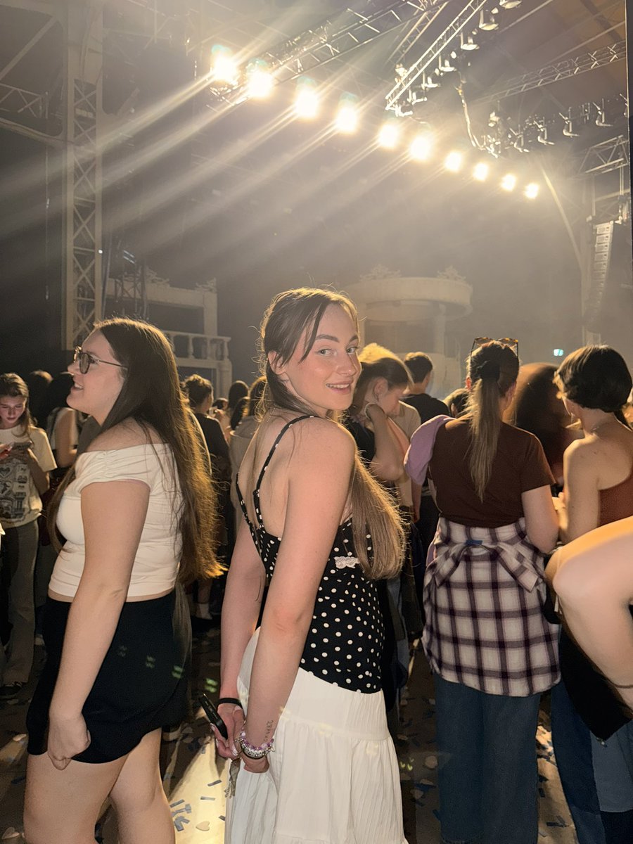 olivia 𝜗𝜚ׅؗ 𑣿. on tour tweet media