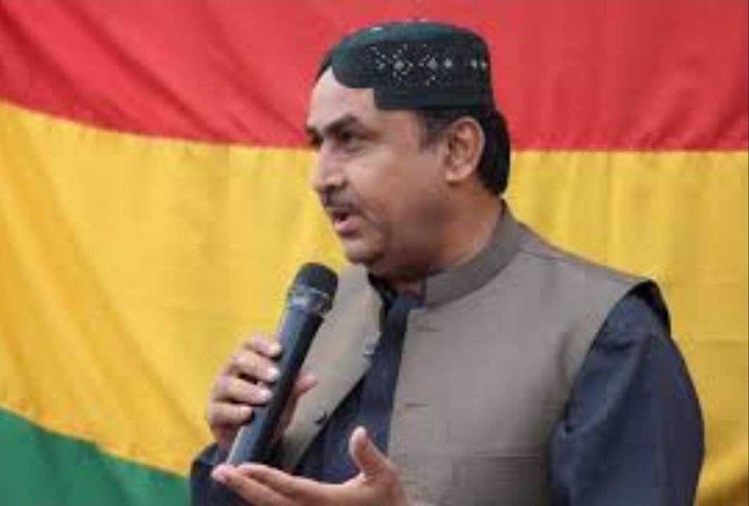 SHJBaloch's tweet photo. Attacks on peaceful political activists are cowardly acts in Balochistan. Strongly condemn the harassment at Former MNA Khuzdar Rauf Mengal's house. Silencing democratic voices &amp; leadership  only aggravates conflicts. Lets stay united before they  come for you. 
@sakhtarmengal https://t.co/sIeG1LSce5