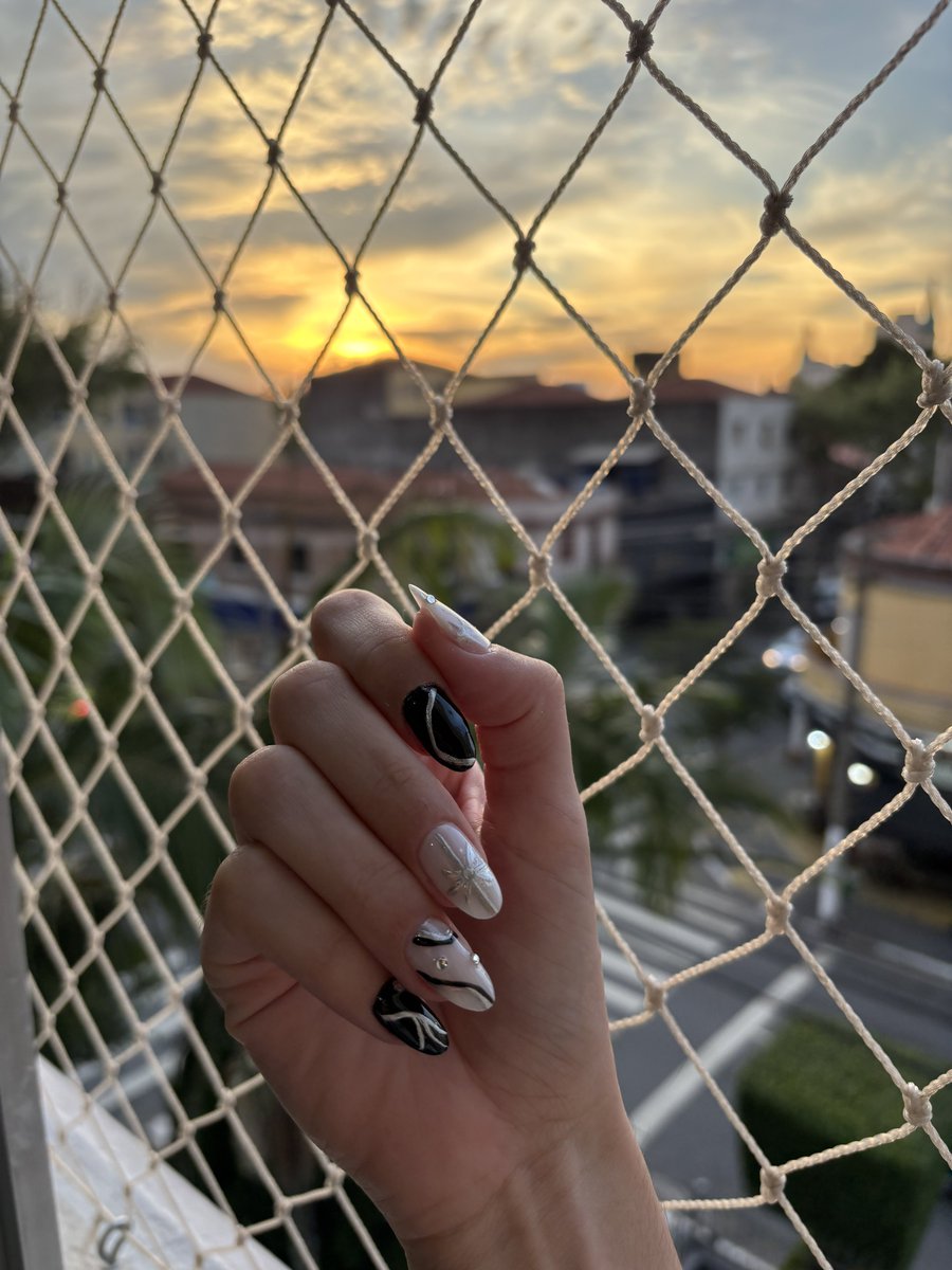 vanela VAI VER O EVERGLOW tweet media