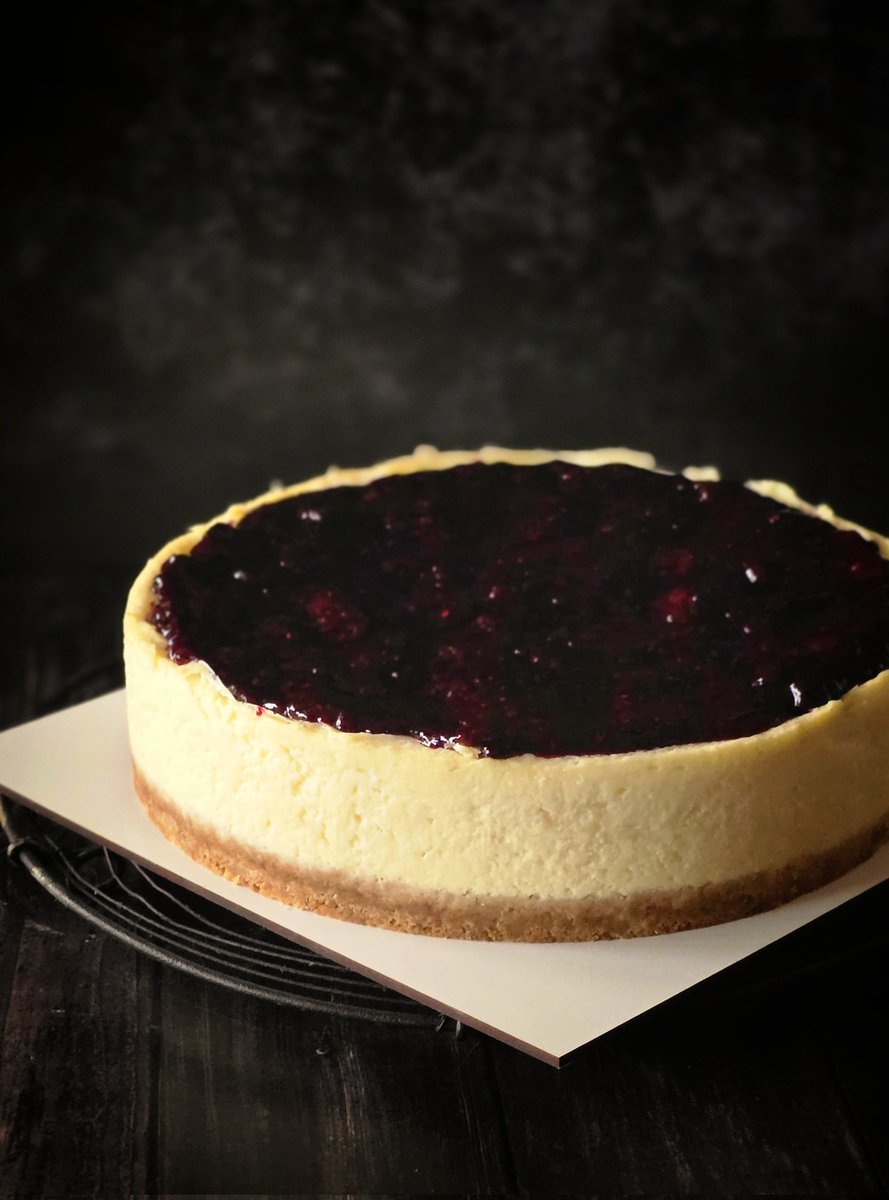 4cucharadas's tweet photo. • Cheesecake NY •
Untuosa, cremosa y riquísima crema cocida de queso, sobre una base de galletitas, coronada por confitura casera de Frutos rojos (moras, frambuesas y arandanos).

#cheesecake #pasteleria #pastrychef #felicidad #foodphotography #foodstyling https://t.co/fWBSBWGQC2
