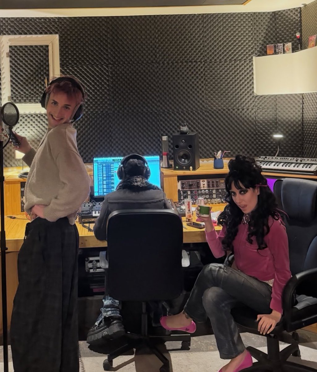 doudaaah_'s tweet photo. ✨Thread des mini extraits de Victor au studio✨ https://t.co/gMZNqPB6xo