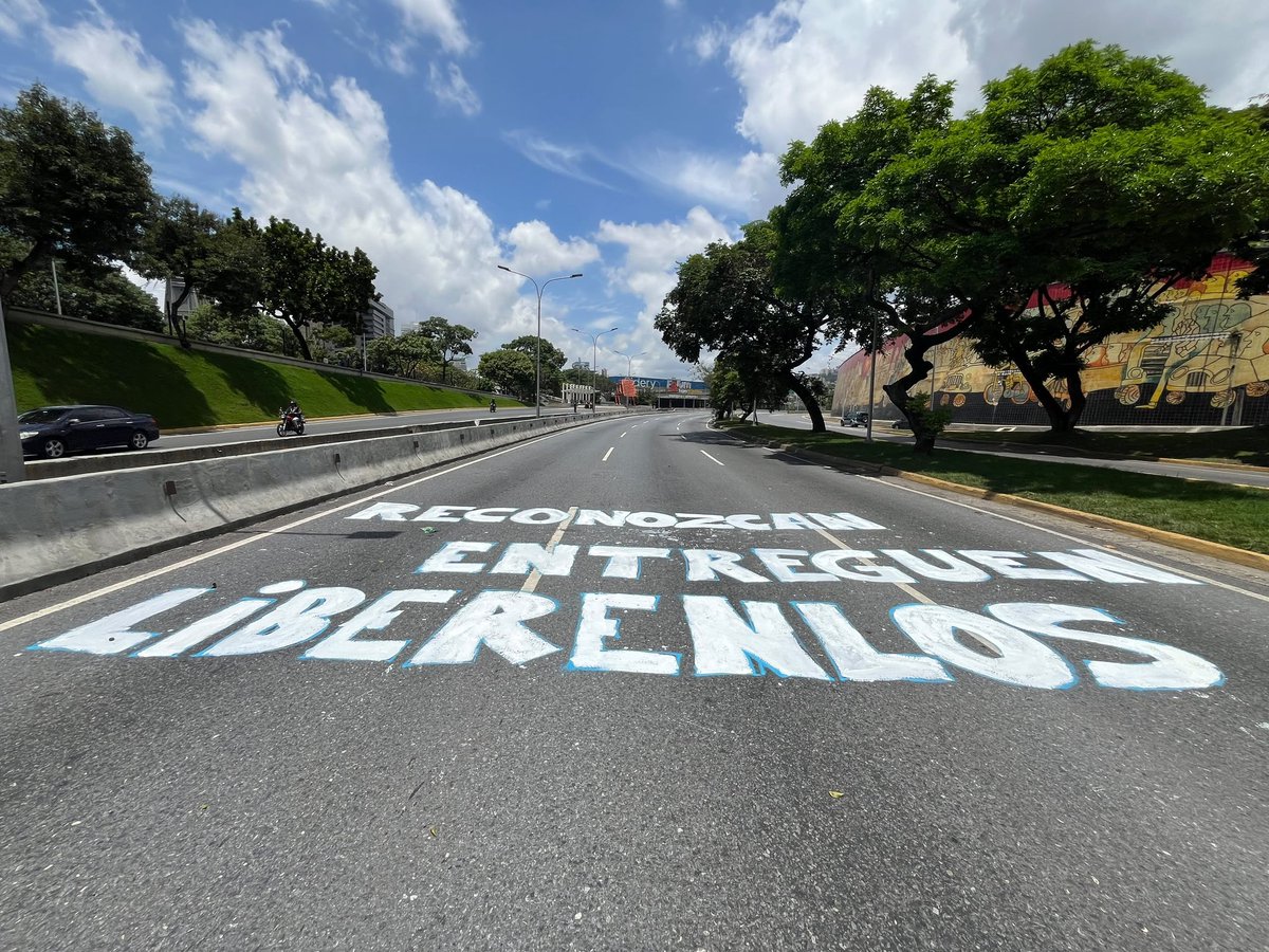 clippve's tweet photo. EL SILENCIO NO ES UNA OPCIÓN | Hoy, #13May, estudiantes se unieron a activistas y familiares de presos políticos en una protesta pacífica para exigir la liberación de todas las personas injustamente detenidas. 

En el país aún permanecen más de 500 presos políticos, cuyos casos requieren ser revisados para que se les otorgue la libertad. Muchos de ellos han sido víctimas de juicios injustos y condenas sin pruebas contundentes.

También alzaron la voz por Víctor Hugo Quero, preso político que falleció bajo custodia del Estado. Hasta ahora, no se han señalado responsables por este hecho, por lo que los manifestantes exigen justicia. Es urgente que el Estado responda con responsabilidad y transparencia ante esta muerte.

Los estudiantes afirmaron que continuarán acompañando a las víctimas y familiares de los presos políticos hasta que todos regresen a sus hogares y gocen de libertad plena.

¡Liberen a todos los presos políticos!

#QueSeanTodos