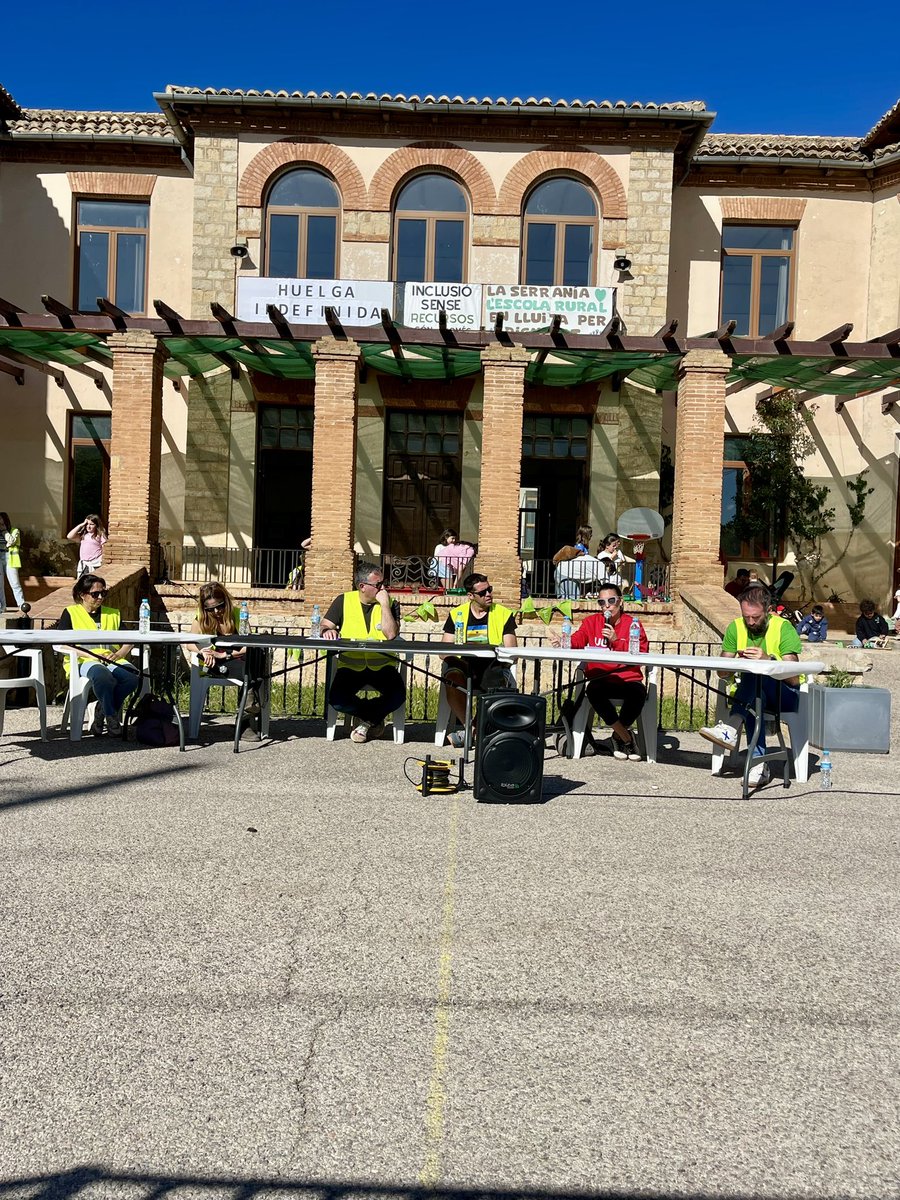 caroloco69's tweet photo. DIA 1: Manifestació. DIA 2: Jornades de la Serrania per l’Educació. DIA 3: Concentració.
Perquè defensar l’educació no és cosa d’un sol dia, és una lluita constant 💪
#Serrania #VagaEducació https://t.co/cOVQ3LvMyd