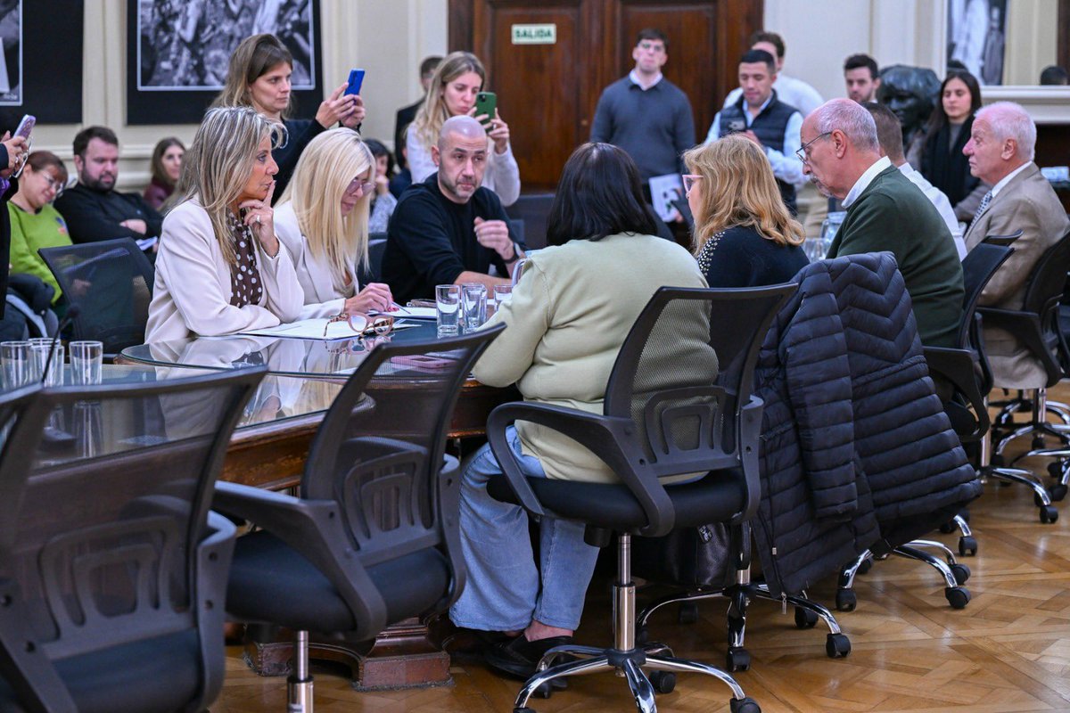 GlizePato's tweet photo. Esta tarde realizamos una nueva reunión de diputados de la Comisión de Adultos Mayores, donde avanzamos en la firma de dictámenes para seguir acompañando proyectos vinculados al bienestar y los derechos de las personas mayores. https://t.co/tcIJedy0ey
