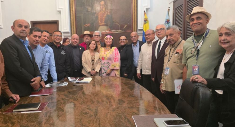 Clezulia's tweet photo. Instalada Comisión Especial para Conmemorar el Centenario de la Siembra del poeta Udón Pérez . 
La presidenta del Parlamento Regional, Magdely Valbuena, subrayó que esta comisión representa un acto de justicia histórica para quien fuera el autor de la letra del Himno del Zulia. https://t.co/CNMRqnBmNM