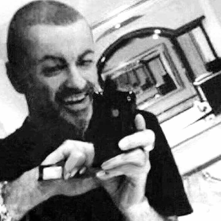 georgiful's tweet photo. gen z papa invented mirror selfies https://t.co/tFYvg9MoWS