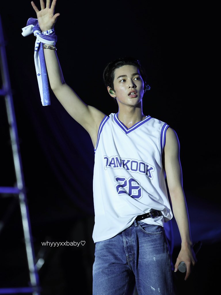 miftahulhusn's tweet photo. dari tadi tl aku penuh sama fancam dd, ternyata benar pulang dari sini nuna dd tambah se miliyar hehe...dan banyak yang bilang matanya tertuju ke dd, kayaknya dd emang seganteng itu diliat secara langsung, tapi pointnya disini dd semakin banyak disayang orang, selamat dd keren🥹 https://t.co/EqrF9phYWl