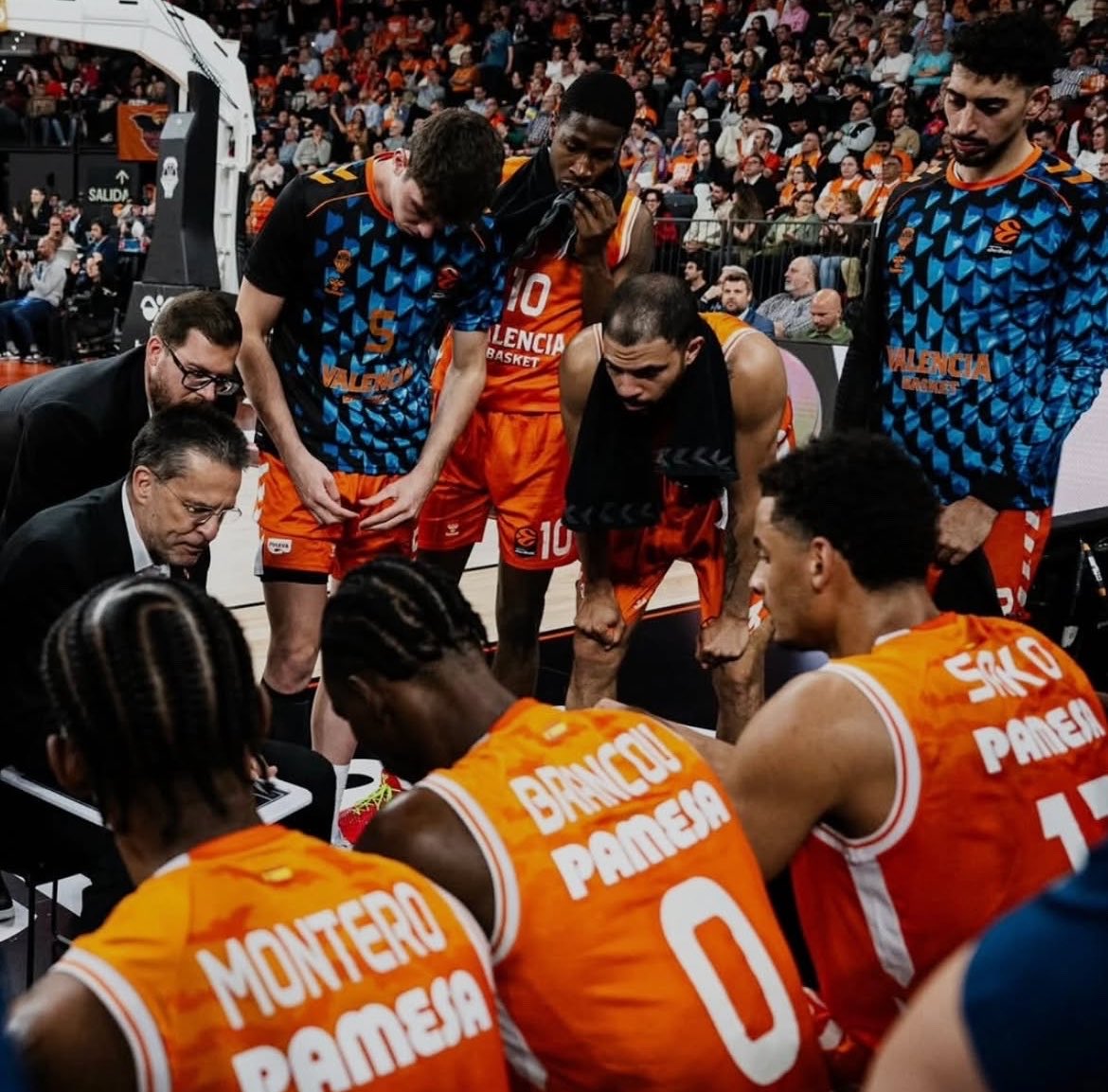 jorgeruve's tweet photo. El @valenciabasket fue GRANDE en Dubai GANANDO cuando pudo evitar al ‘coco’ pese a las críticas que recibió injustas tras el 0-2.

Y ha sido GIGANTE remontando al @Paobcgr.

Equipo de F4. Merecidísimo desde el día 1. HISTORIA.

Pedro nos guía siempre al éxito. No te vayas nunca. https://t.co/NVzmapep9i