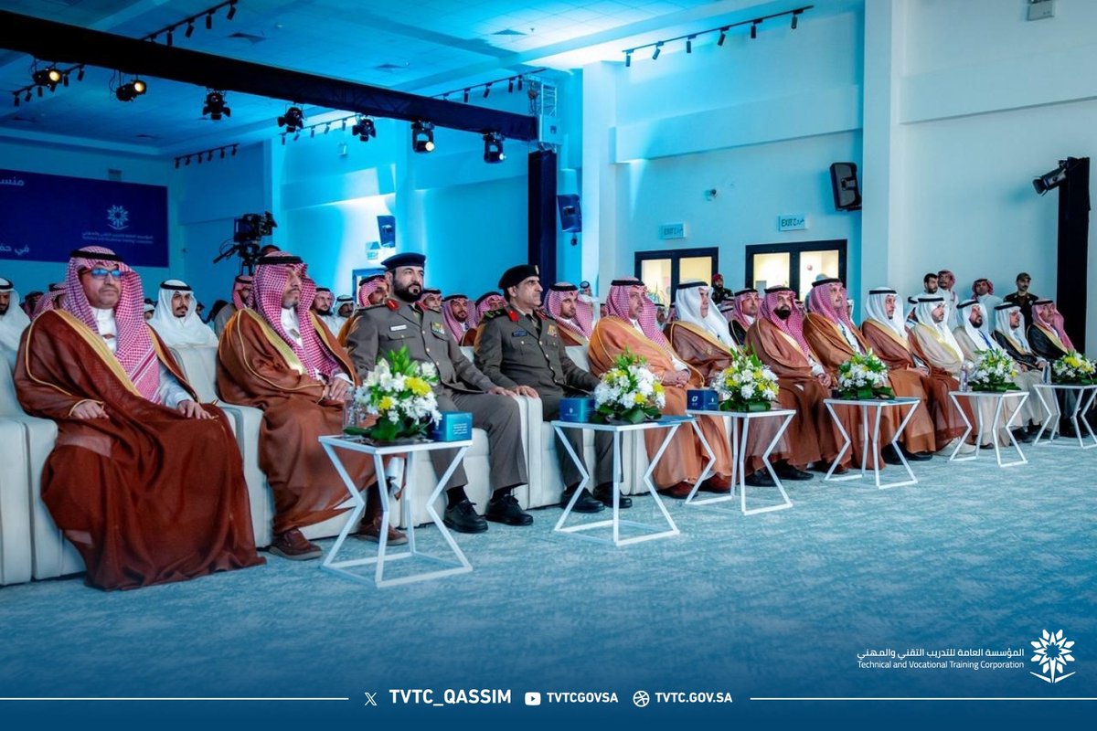 tvtc_qassim's tweet photo. بعد رعاية سموه خلال حفل تخريج متدربي ومتدربات الكليات التقنية والمعاهد بالمنطقة ..  

سمو #أمير_منطقة_القصيم :  
ما تحققه الكليات التقنية والمعاهد من مخرجات نوعية يأتي بفضل من الله ثم بدعم القيادة الرشيدة – أيدها الله – وحرصها على تأهيل الكوادر الوطنية بالمهارات التي تلبي احتياجات سوق العمل وتواكب مستهدفات #رؤية_السعودية_2030.