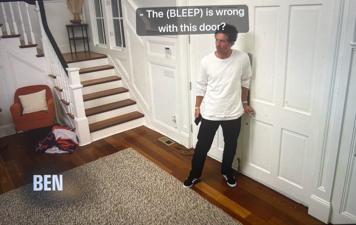 sarahs_not_sick's tweet photo. everyone so distracted by #Scamanda I haven’t seen any discourse about the broken door making its cameo this episode of #SummerHouse https://t.co/MF0Sg2KBV6