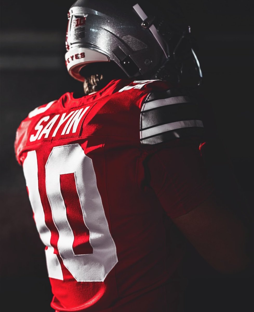 fashion_nfl's tweet photo. That silver sleeve really brings it all together. https://t.co/BjU1WNnfMI