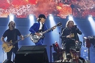 gnreternobr's tweet photo. 13 de maio de 2016, show do @acdc com Axl Rose nos vocais no Stade Velodrome, Marselha, França 🇫🇷 #acdc⚡️#axldc #axlrose
📷 Nicolas Gricourt / Olivier Gestin / acdc-abruzzo https://t.co/6E7Awi8LNC