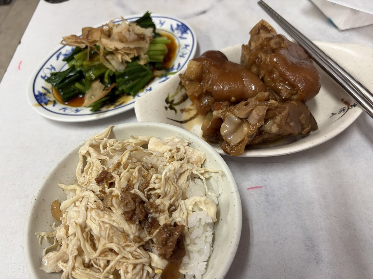 OnlyG_Momoka's tweet photo. お昼は、迪化街の中にある市場近くで食べたローカルなお店。
野菜がいろいろあってよかった。野菜不足になってたから。豚足がすごく美味しかった。全部で、日本円で500円位。
市場の横道にお店がいくつか並んでたところ。

市場はこちら👇
https://t.co/CZCDxcnmNd https://t.co/mJmGeYvyYw