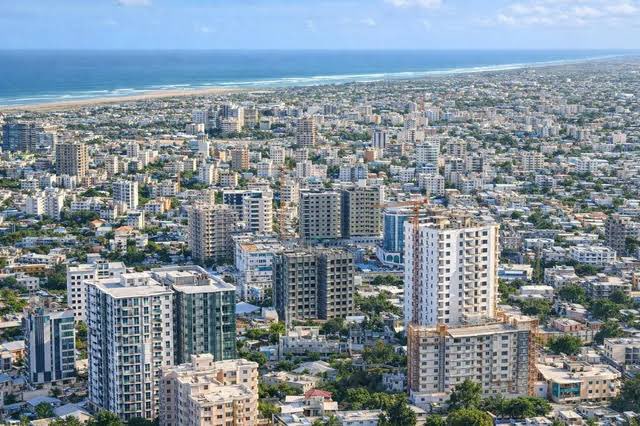 HanadM's tweet photo. Mogadishu doesn't need a lecture on survival, it’s living proof of it. Every crane in this sky is a testament to a people who already know exactly what it takes to move forward. 🇸🇴📈 #Mogadishu #Somalia #Resilience https://t.co/Tuzc4KegEO