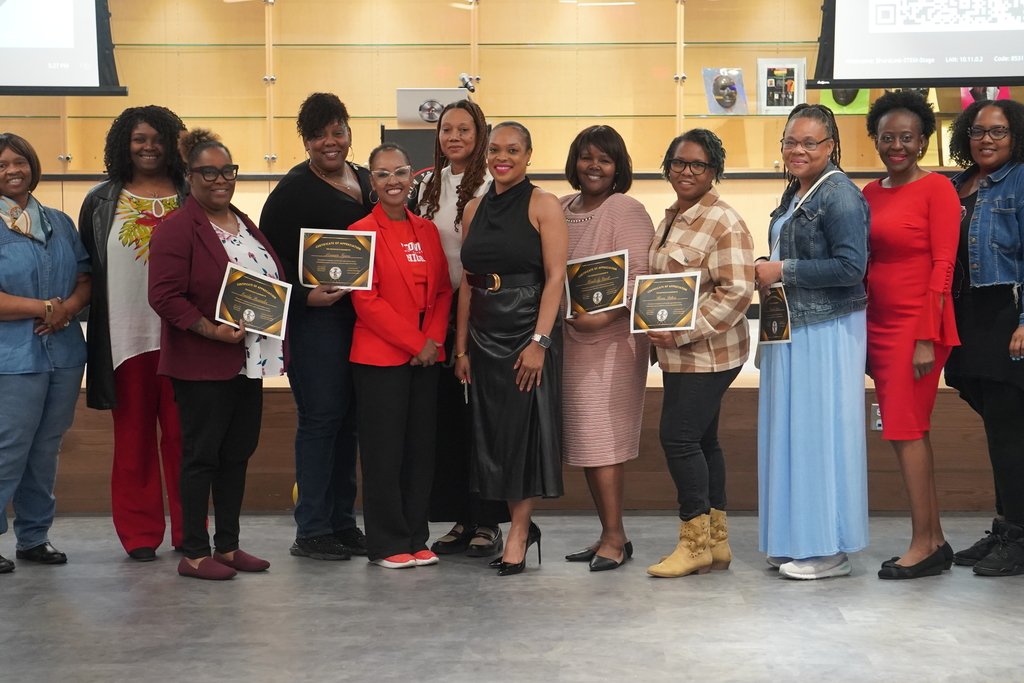 RichTownshipHS's tweet photo. Parent University Appreciation Dinner, which featured entertainment by the RTHS Jazz Band, exciting raffle prizes, an engaging guest speaker, and a delicious dinner. Thank you to our parents for their support in the many activities our students participate in throughout the year. https://t.co/xAFVGtD7tb