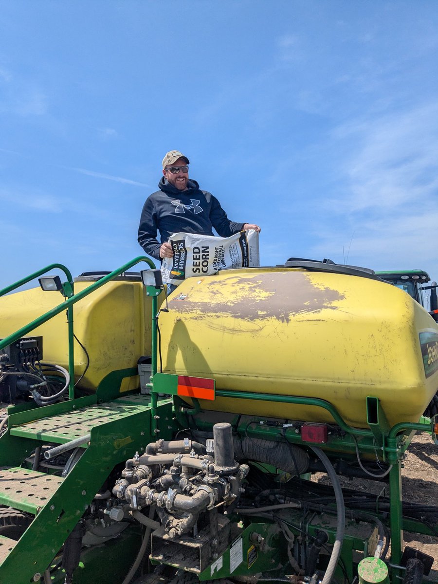 United_Prairie's tweet photo. Aside from servicing our customers our Seed Specialists take the time to dive deep into the products we sell to make sure they will be a good fit on your farm. 

From corn and soybean seed to seed applied additives that help drive higher yields we have you covered! https://t.co/2cc7Ir2hbz
