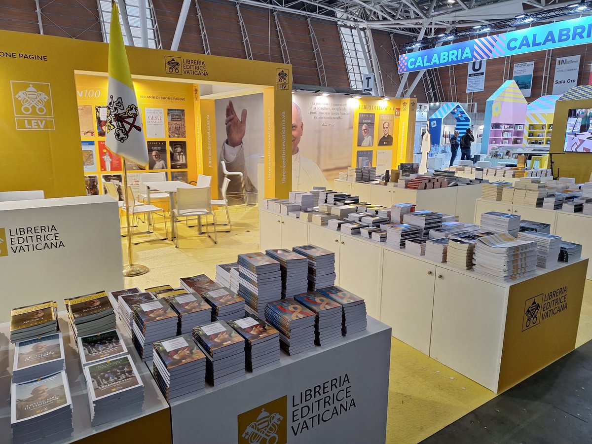 LVaticana's tweet photo. 13 maggio Tutto pronto al @SalonedelLibro #Torino!  
Da domani vi aspettiamo al nostro stand tra novità editoriali, incontri e libri da scoprire.  

📍 Padiglione OVAL — Stand V117 https://t.co/6j8x8I05q3