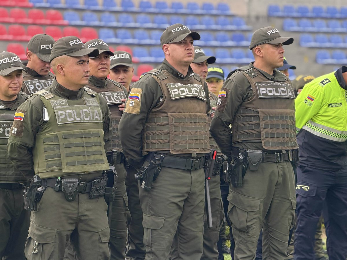 PoliciaPasto's tweet photo. 🚔⚽ #AEstaHora La Policía Nacional despliega todo su componente institucional para acompañar y garantizar la seguridad en el encuentro entre @DeporPasto y @deportestolima. Vivamos la fiesta del fútbol en paz, con respeto, unión y sana convivencia. #FutbolEnPaz https://t.co/hYXc0kqaJU