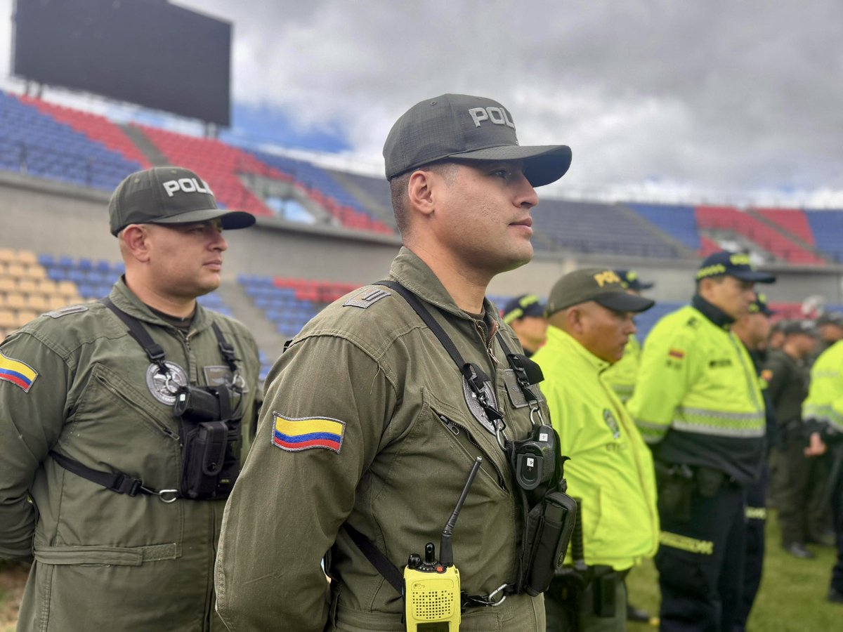 PoliciaPasto's tweet photo. 🚔⚽ #AEstaHora La Policía Nacional despliega todo su componente institucional para acompañar y garantizar la seguridad en el encuentro entre @DeporPasto y @deportestolima. Vivamos la fiesta del fútbol en paz, con respeto, unión y sana convivencia. #FutbolEnPaz https://t.co/hYXc0kqaJU