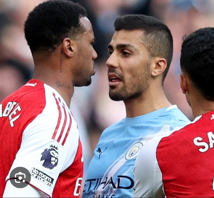 BenardMulo13903's tweet photo. Who will take this trophy 🏆 
Arsenal 
Or
Man City 
Put your guess in the comment section https://t.co/j2KSjeG4wB