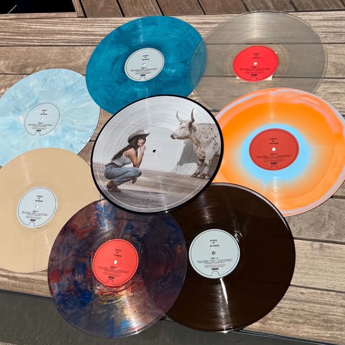 KaceyBrasil's tweet photo. A primeira semana de vendas do “Middle of Nowhere” no US foi a maior venda de cópias em vinil que Kacey Musgraves teve na carreira.

Entre 100,000 cópias vendidas na primeira semana do álbum no país, cerca de mais de 37,000 foram somente de vinil. https://t.co/wgc9ZDG0XT
