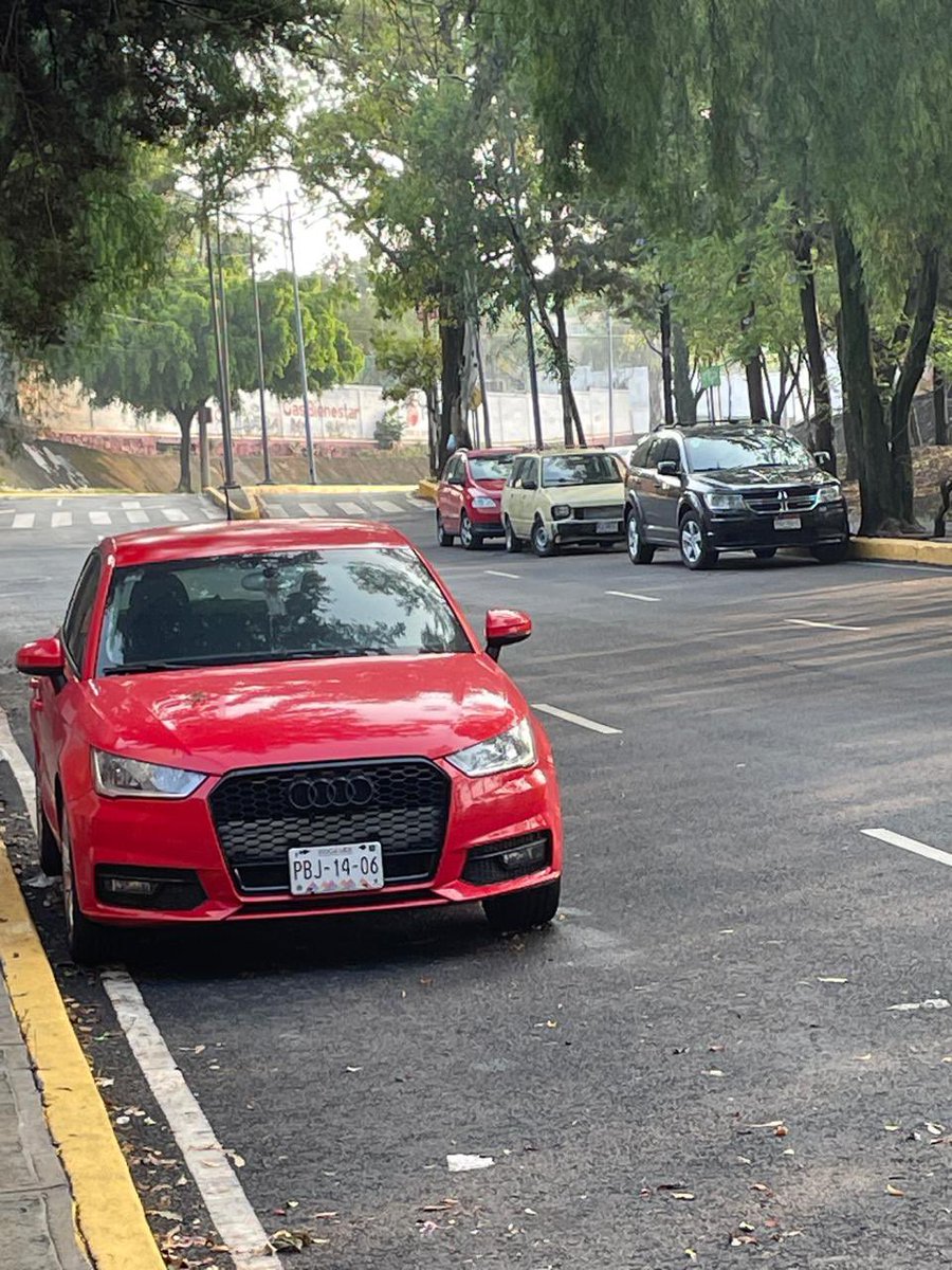 lomasdetarango_'s tweet photo. Favor de retirar estos 4 vehículos o multarlos están estacionados en vía primaria ubicación: prolongación 5 de mayo frente al residencial lomas de Tarango colonia lomas de Tarango @UCS_GCDMX  no viene nadie de tránsito llevamos horas con el reporte https://t.co/YOI5MP3fBX