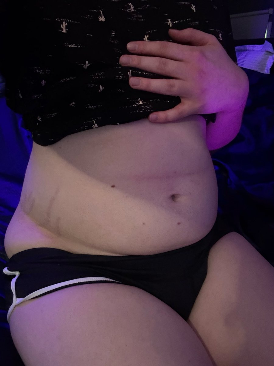 xi_irl's tweet photo. tummy posting :3 https://t.co/1yKmp2bCfY