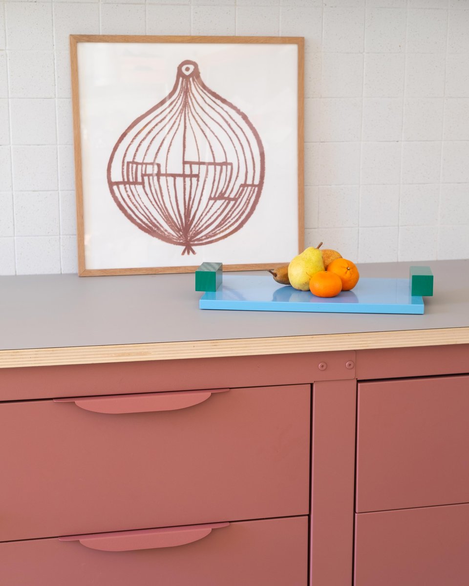 reframekitchens's tweet photo. They Call it Pinkish Brown

A colour-drenched kitchen where the handles disappear into the cabinetry, balanced by warm wooden details.

@verysimplekitchen

#reframe #verysimplekitchen #kitchen #kitchenunit https://t.co/xS6eHZwwkg