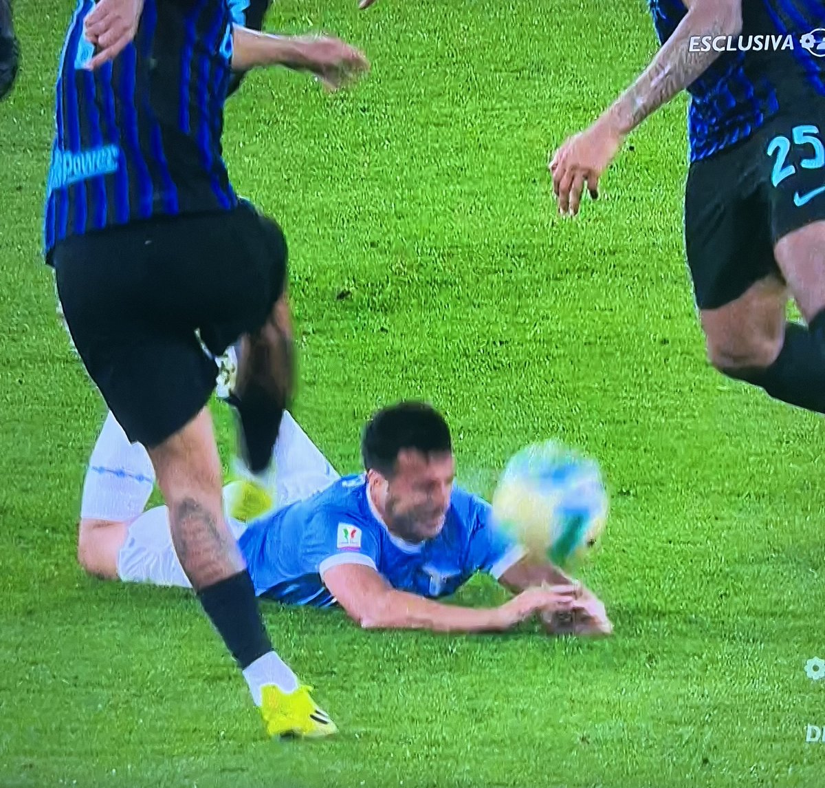 Suburra45's tweet photo. La prende #Pedro. #coppaitaliatim #LazioInter #coppaitalia https://t.co/SSnD3VOdu1