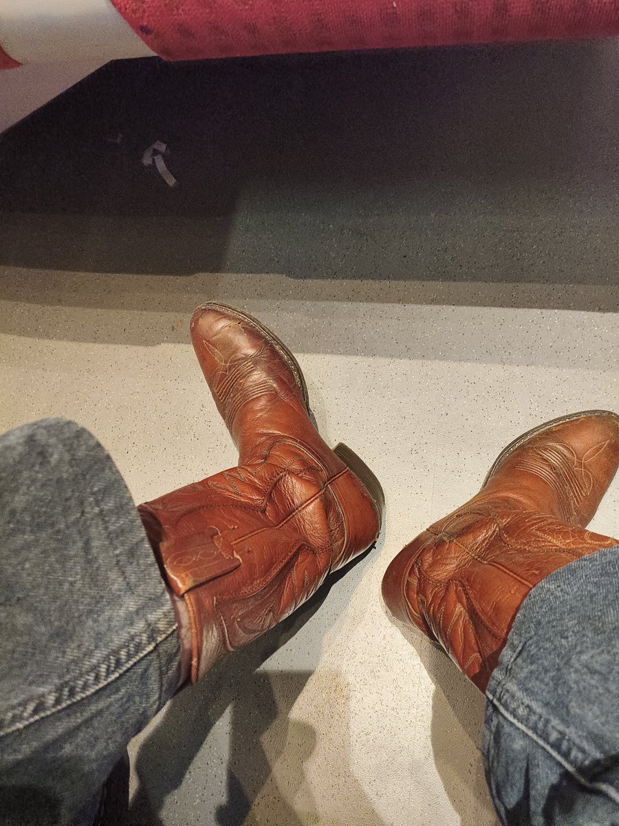 Funkyann42's tweet photo. Mon cheval était malade, j'ai dû prendre la ligne J
#cowboyposting https://t.co/DBZhoaWGv1