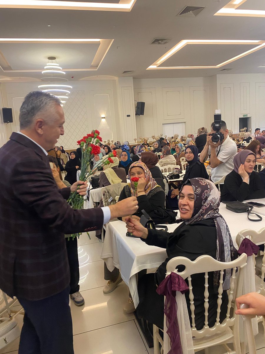EmrullahErkus's tweet photo. KAS-DER Esenler Şubemizin düzenlediği Anneler Günü programında kıymetli hemşehrilerimizle ve cefakâr annelerimizle bir araya geldik.

Anadolu’nun samimiyetini, birlik ruhunu ve dayanışma kültürünü yaşatan bu güzel buluşmalar; gönüllerimizi birbirine daha da yakınlaştırıyor.

Bu anlamlı programda emeği geçen KAS-DER Esenler Şubemize teşekkür ediyor, başta şehit ve gazi annelerimiz olmak üzere tüm annelerimizin Anneler Günü’nü en kalbi duygularımla kutluyorum.

#HerMahallesiyleİstanbul 
#HerMahallesiyleEsenler