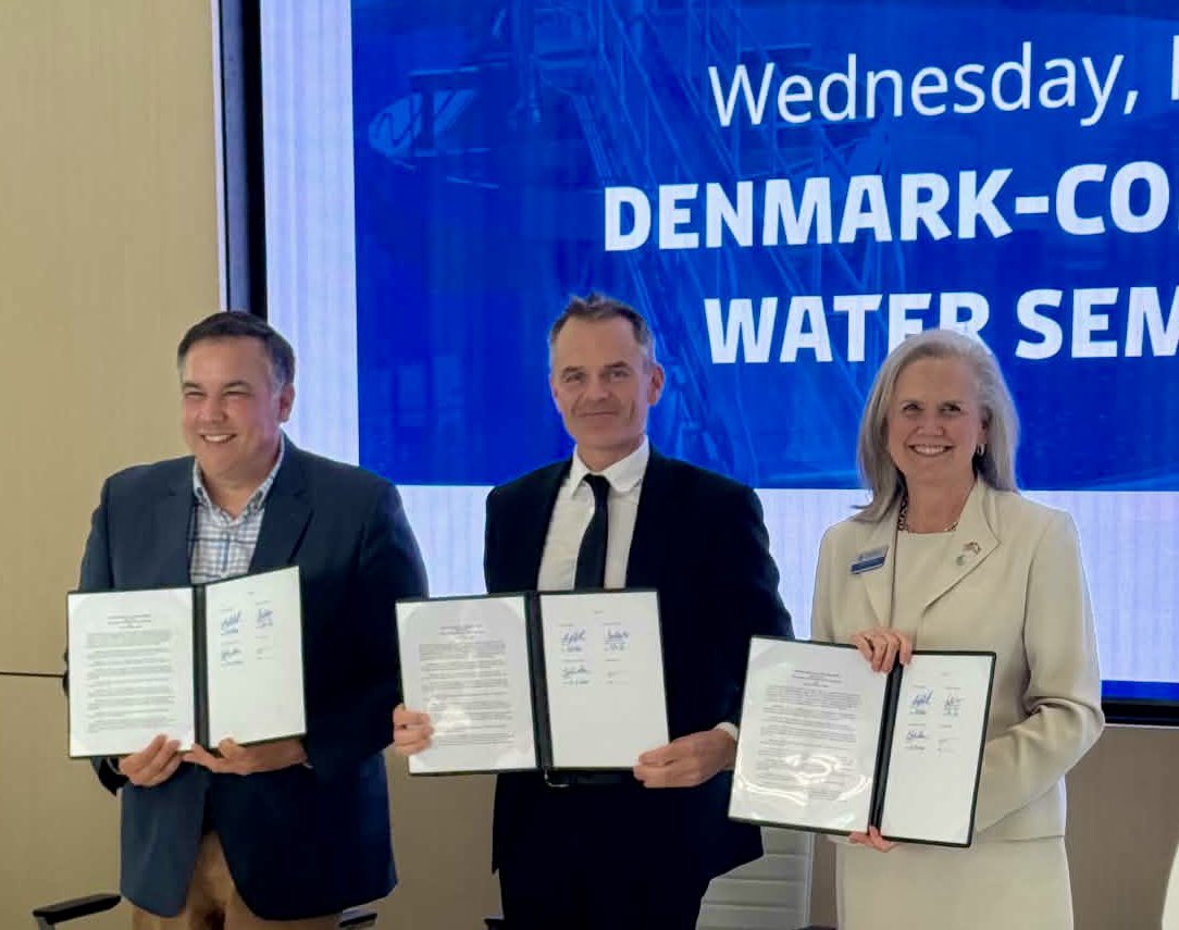 DKambUSA's tweet photo. Stronger ties with the great state of Ohio! 🇺🇸🇩🇰 We’ve been traveling across Ohio in our embassy van "Dan the Van" proudly clad in the colors of the Danish flag. Together with an outstanding Danish business delegation. We introduced @GovMikeDeWine to some of Denmark’s finest technology providers, signed an MoU with @MayorGinther on water collaboration, connected the Cleveland Clinic with Danish hospitals, researchers, and health innovators.

The buckeye state - you are great! 
Denmark and Ohio will do so much more together!