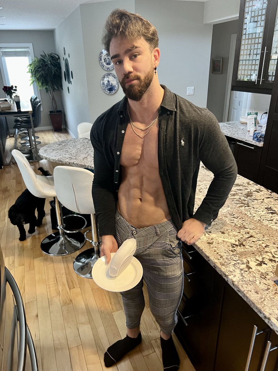 skylerflexer's tweet photo. How hungry are you after a workout https://t.co/cgE7rrlOQ4
