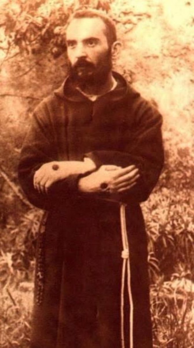 sanpadrepio's tweet photo. Cuando juntas las manos para orar ,Dios la abre para dar !   PADRE PÍO https://t.co/ZltcqgHbj3