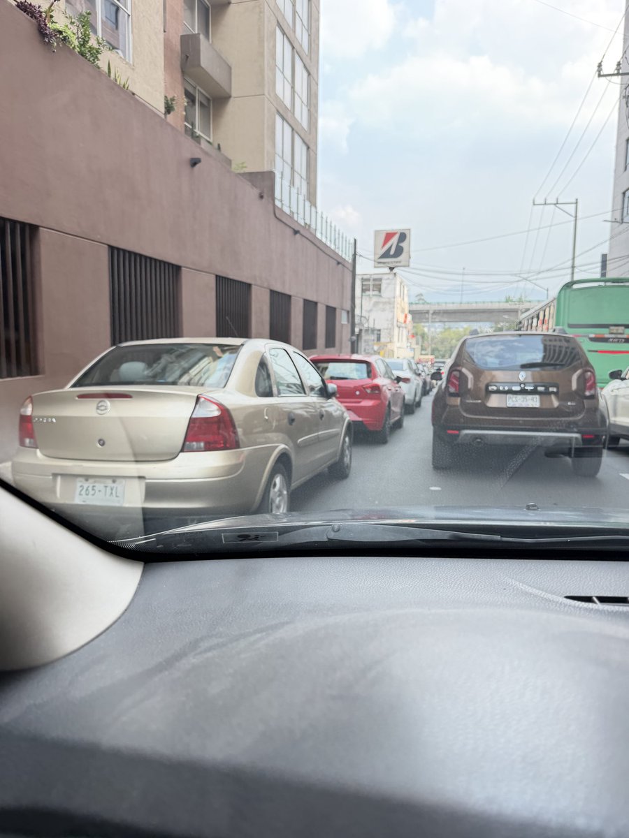 Maripazesparza's tweet photo. @UCS_GCDMX por favor su apoyo para el retiro de vhiculos estacionados en batería donde no hay señalamiento que se los permita y bloqueando un carril @OVIALCDMX Duna 17, Insugentes Cuiclco, 04530, Coyoacán esq con Céfiro y los coches estacionado en el carril izquierdo de céfiro. https://t.co/vDGjltaNSm
